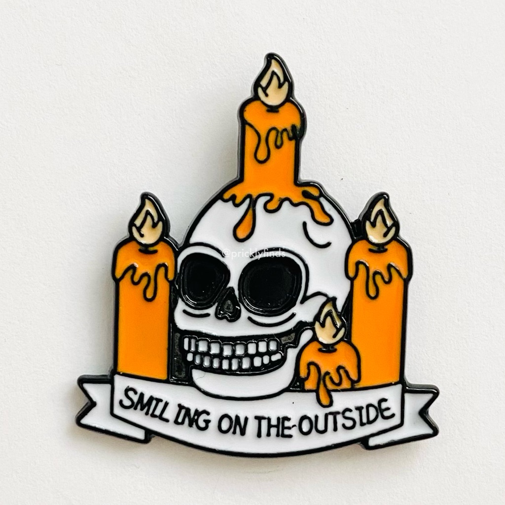 840 Skull Smiling On The Outside Enamel Pin 8$